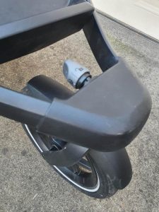 Twist knob of the Thule Urban Glide Stroller to switch between a fixed or freewheel mode
