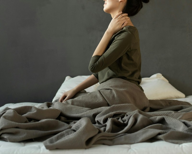 Moms suffering from back and neck pain can benefit from postnatal physiotherapy.